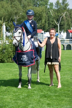 Izabella Rogers takes The Les Squibb Winter 128cms Championship at Hickstead’s BHS Royal International Horse Show Izabella Rogers takes The Les Squibb Winter 128cms Championship at Hickstead’s BHS Royal International Horse Show
